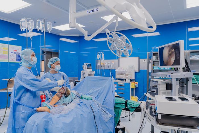 Một ca phẫu thuật trực tuyến. Ảnh: Duy Phượng