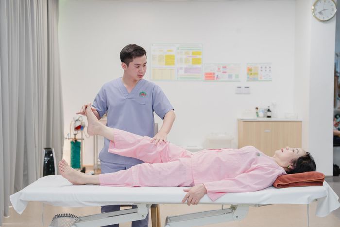 Hướng dẫn tập vật lý trị liệu. Ảnh: Duy Phượng