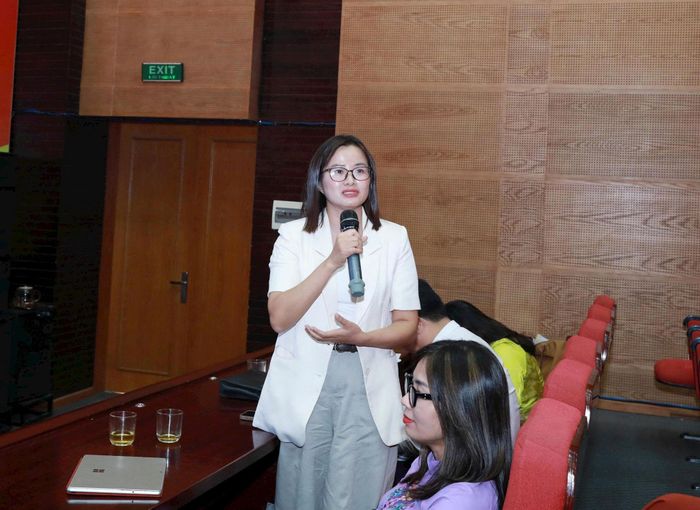 Các chuyên gia trả lời câu hỏi trực tiếp tại diễn đàn. Ảnh: AT
