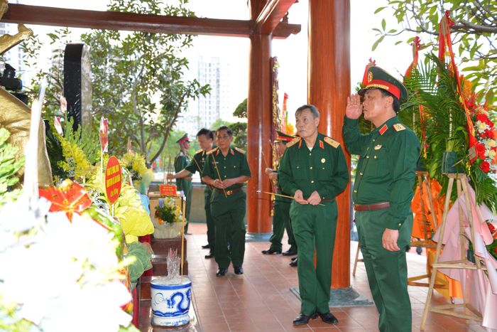 Trung tướng Đào Văn Nhận, Tư lệnh Bộ Tư lệnh Thủ đô Hà Nội và các đại biểu dâng hương tri ân các Anh hùng liệt sĩ. Ảnh: PV