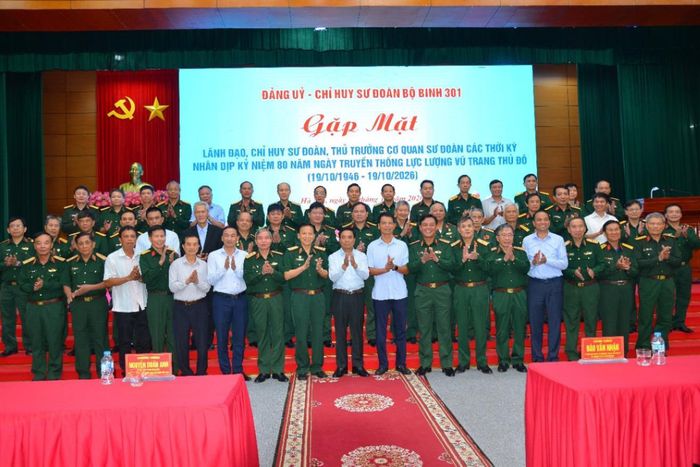 Các cán bộ, chỉ huy đương nhiệm, chụp ảnh lưu niệm cùng các thế hệ cán bộ, chỉ huy qua các thời kỳ. Ảnh: PV