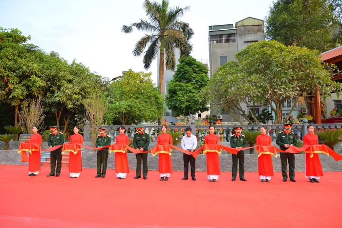 Các đại biểu thực hiện nghi lễ cắt băng khánh thành. Ảnh: PV