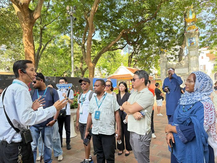 Hà Nội ngày càng trở thành điểm đến hấp dẫn của du khách trong và ngoài nước. Ảnh: Hoàng Lân.