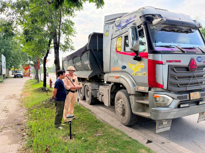 Lực lượng CSGT kiểm tra 1 chiếc xe tải có dấu hiệu vi phạm tại xã Phúc Thịnh. Ảnh: Thanh Hà