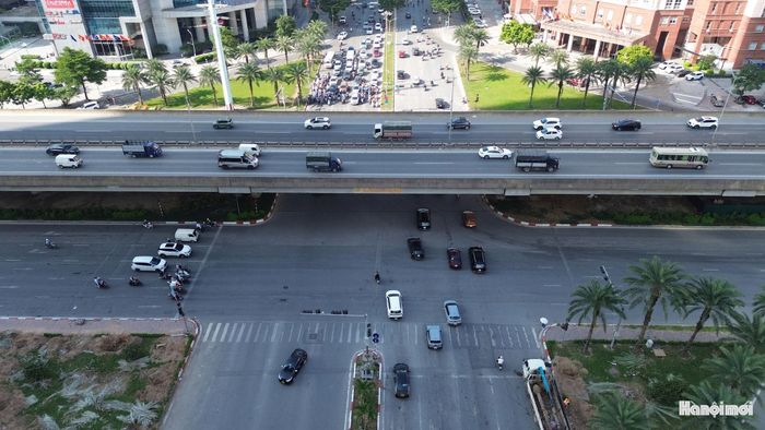 Hầm chui được thiết kế với quy mô 6 làn xe, tổng chiều dài khoảng 655m. Trong đó, phần hầm kín dài 120m, hầm hở dài 200m; các đoạn còn lại gồm tường chắn và gờ chắn bánh theo thiết kế công trình.