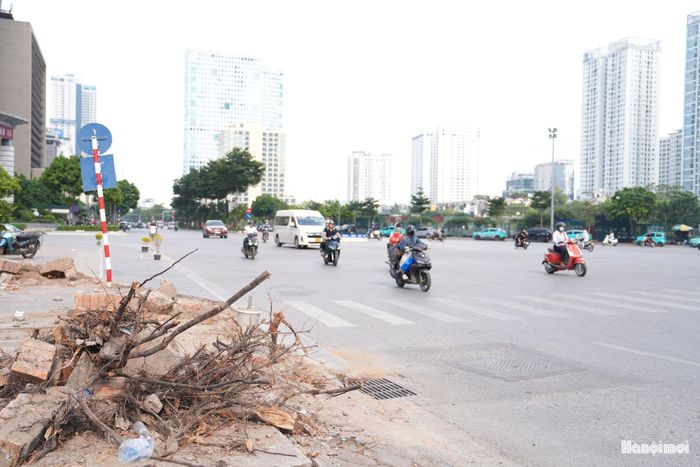 Vỉa hè và hệ thống hạ tầng kỹ thuật tại khu vực nút giao được rà soát, điều chỉnh để phục vụ quá trình thi công.
