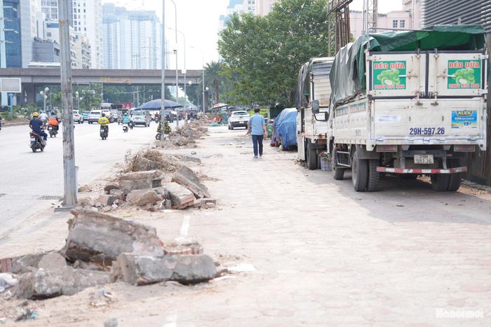 Đây là khu vực có mật độ phương tiện cao, vì vậy việc chuẩn bị mặt bằng cần gắn với yêu cầu bảo đảm an toàn cho người đi bộ và các phương tiện lưu thông.
