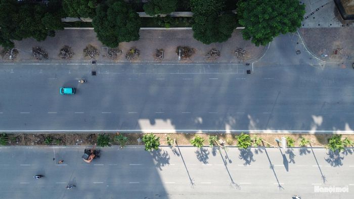 Theo ghi nhận của phóng viên, một số đoạn vỉa hè tại khu vực dự án được xén để phục vụ công tác chuẩn bị mặt bằng.