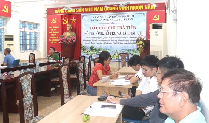 Người dân đánh giá công tác chi trả tiền tại phường Bạch Mai được tổ chức khoa học, nhanh gọn, bảo đảm an toàn. Ảnh: Linh Chi