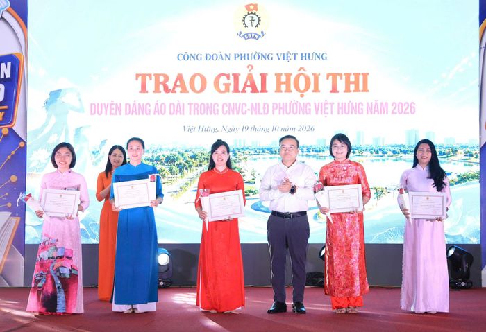 Chủ tịch UBND phường Việt Hưng Vũ Xuân Trường trao giải Nhì Cuộc thi ảnh cho 5 tập thể. Ảnh: PV