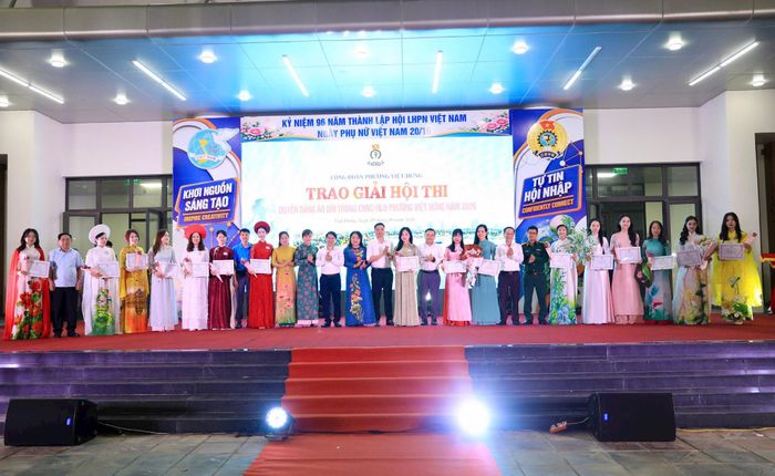Lãnh đạo Ủy ban MTTQ Việt Nam thành phố Hà Nội, Liên đoàn Lao động thành phố Hà Nội và phường Việt Hưng trao giải cho các cá nhân. Ảnh: PV