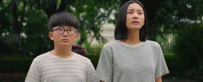 Khang và Thơ đôi mắt đỏ hoe khi chờ ở bên ngoài tòa án, nơi bố mẹ đang hoàn tất ly hôn. Ảnh VTV