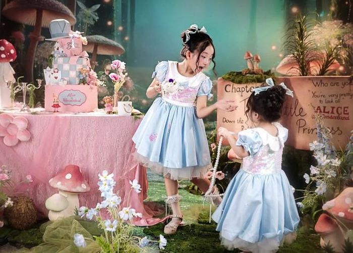 Theo lời kể của Khánh Thi, Anna là cô bé sống tình cảm, biết nhường nhịn yêu thương anh trai và em gái. Còn Lisa lại ngộ nghĩnh tinh nghịch.