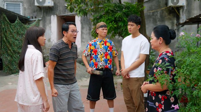 Giữa nhịp sống hối hả của Hà Nội, một xóm trọ nghèo trở thành nơi gặp gỡ của những phận đời xa quê.