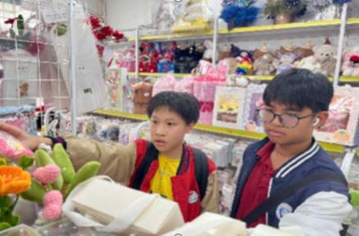 Ngoài hoa, học sinh còn quan tâm tới các món quà nhỏ gọn có thể kết hợp trong cùng một set tặng. Ảnh: Linh Thảo
