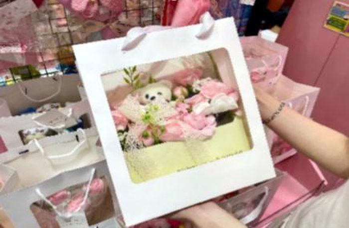 Một số hộp quà phối hoa tại Cửa hàng Quà tặng Moji được đóng gói sẵn. Ảnh: Linh Thảo