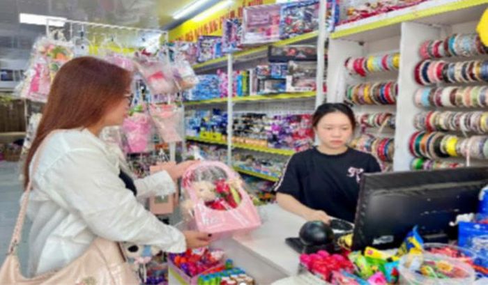 Khách hàng ưu tiên chọn các mẫu bó hoa có sẵn để tiện mua nhanh trong dịp cận lễ. Ảnh: Linh Thảo