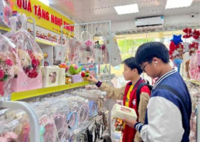 Nhóm khách học sinh chọn quà tặng mẹ, cô giáo hoặc người thân. Ảnh: Linh Thảo