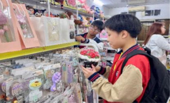 Các mẫu quà phối hoa và đồ thủ công phù hợp nhu cầu mua tặng trong tầm giá vừa phải. Ảnh: Linh Thảo