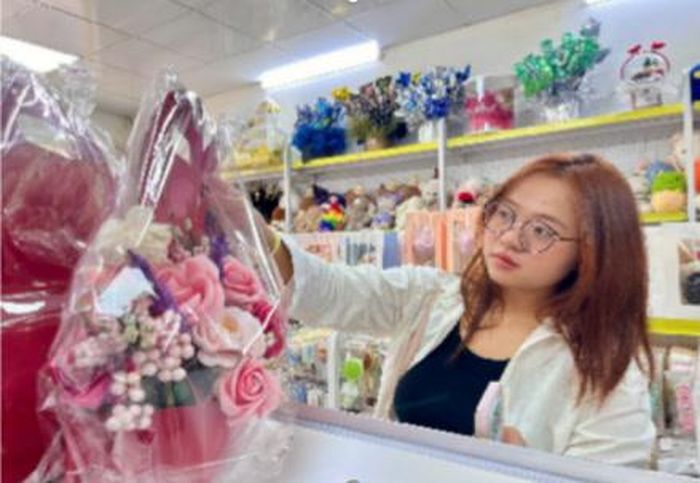 Hoa kẽm nhung, hoa sáp và các bó quà phối sẵn là một trong những lựa chọn được khách quan tâm tại. Ảnh: Linh Thảo