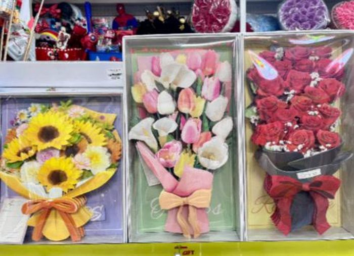 Những hộp hoa đóng khung được thiết kế để trưng bày, lưu giữ lâu dài. Ảnh: Linh Thảo