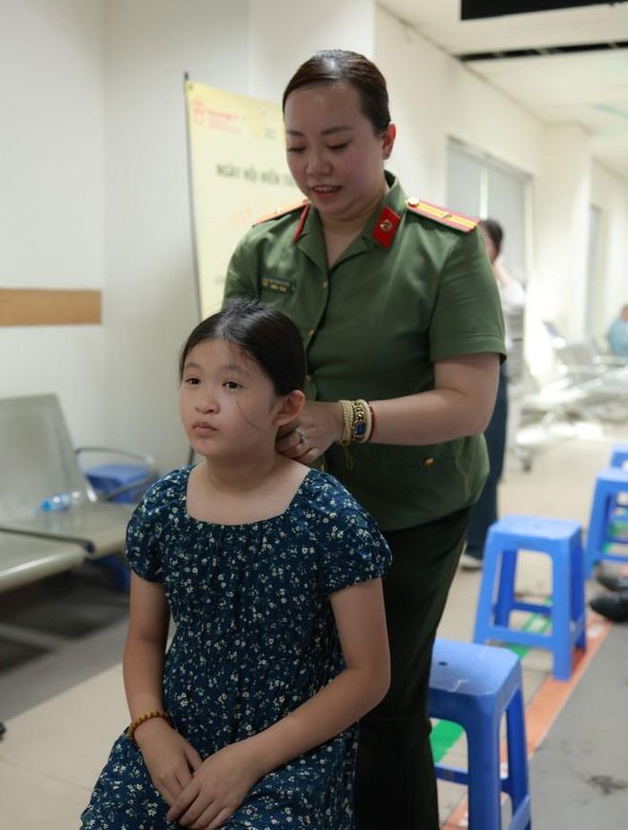 Đáng chú ý tại ngày hội, hình ảnh những chiến sĩ công an thường ngày vốn mạnh mẽ, nghiêm túc trong công việc, nay lại tỉ mẩn, ân cần nâng niu từng lọn tóc của người hiến đã để lại ấn tượng sâu sắc. Đại diện lực lượng công an tham gia chương trình không giấu nổi sự xúc động khi chứng kiến dòng người xếp hàng trao đi mái tóc xanh. Đó chính là những tình cảm chân thành, ấm áp nhất mà cộng đồng đang đồng lòng gửi gắm để sưởi ấm và tiếp sức cho các bệnh nhân vượt qua giai đoạn khó khăn của cuộc đời. (Ảnh: BTC)