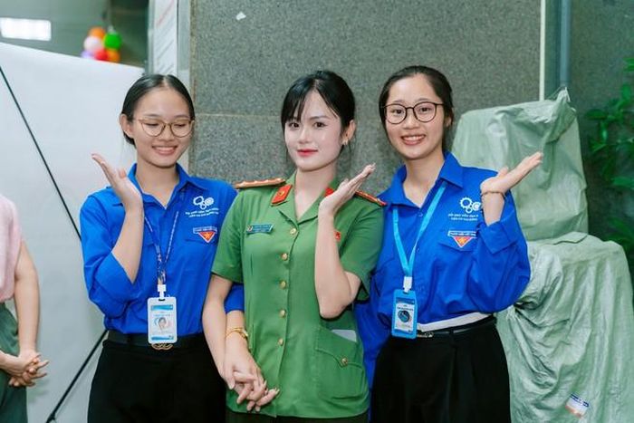 Hành trình ấy được duy trì nhờ sự chung tay của những người hiến tóc, tình nguyện viên, các đơn vị đồng hành và những người dành thời gian, công sức để chương trình tiếp tục hoạt động. (Ảnh: BTC)