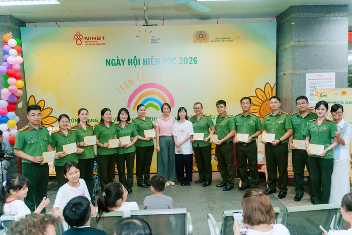 ThS. Lý Thị Hảo (áo hồng) tri ân các tổ chức, lực lượng công an và những cá nhân đã chung tay đóng góp, góp phần duy trì và lan tỏa hoạt động hiến tóc vì người bệnh ung thư. (Ảnh: BTC)