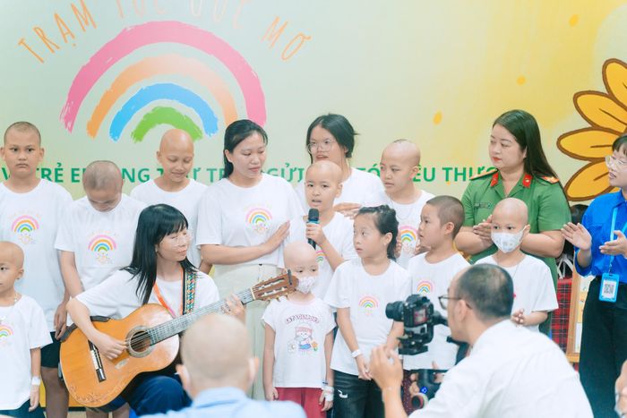 Chị Hoàng Thị Diệu Thuần (cầm đàn Ghita) cùng các em nhỏ bệnh nhi mang đến những giai điệu lan tỏa niềm vui, sự lạc quan. (Ảnh: BTC)