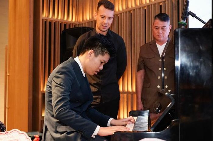 Nhật Minh chơi piano tại buổi ra mắt sách. Khi cậu đưa tay trên những phím đàn, nhiều người trong khán phòng rơi nước mắt vì xúc động. (Ảnh: BTC)