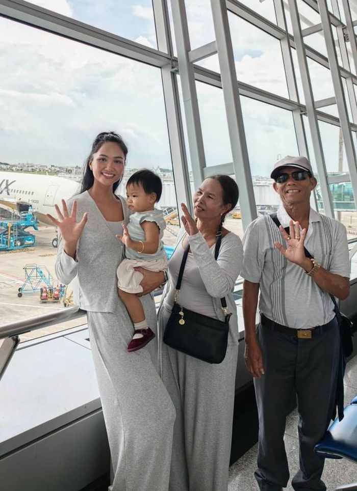 Bố mẹ H'Hen Niê sinh sống tại quê nhà Đắk Lắk, gắn bó với nương rẫy. Nàng hậu từng mong có thể sắp xếp công việc để đưa hai ông bà ra nước ngoài, chiêm ngưỡng những công trình kiến trúc cổ và trải nghiệm cảnh sắc châu Âu. Sự hiện diện của bố mẹ khiến hành trình lần này trở nên đặc biệt với H'Hen Niê.