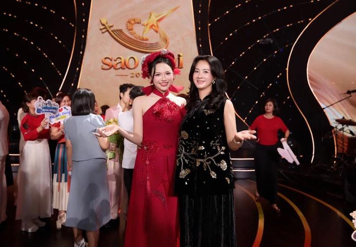 TS. Đỗ Hương Giang, Trưởng khoa Thanh nhạc Trường ĐHSP Nghệ thuật TW, người đã dìu dắt Đoàn Linh suốt 10 năm qua và hiện tiếp tục hướng dẫn cô ở bậc cao học