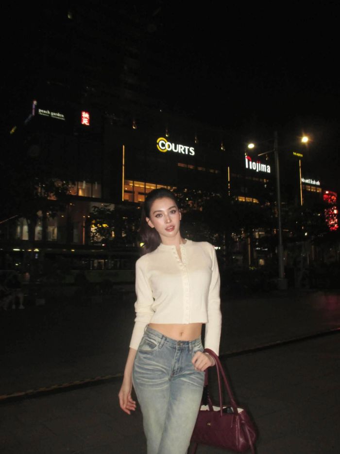 Hoa hậu Trần Tiểu Vy chia sẻ hình ảnh xinh tươi, tràn đầy năng lượng tích cực khi dạo phố, khám phá cảnh đẹp tại Singapore.