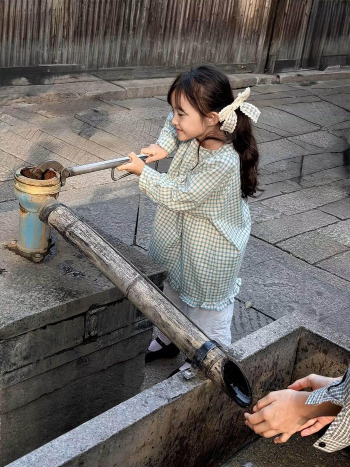 Đông Nhi và Ông Cao Thắng kết hôn vào năm 2019. Cả 2 từng có 10 năm hẹn hò, đồng hành cùng nhau vượt qua nhiều khó khăn. Bé Winnie là “quả ngọt” đầu tiên trong chuyện tình của Đông Nhi và Ông Cao Thắng. Nhóc tì có tên thật là Ông Yên Nhi, sinh năm 2020. Đến tháng 8/2024, Đông Nhi và Ông Cao Thắng đón ái nữ thứ 2 là bé Ông Gia Hân, gọi thân mật Hannie.