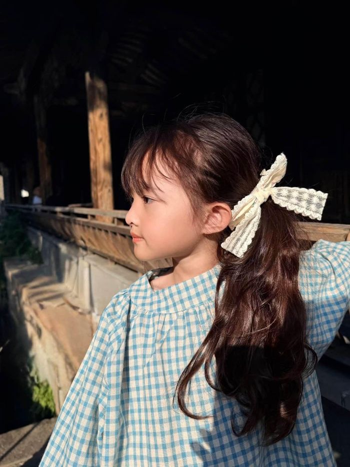 Góc nghiêng rất ra dáng thiếu nữ của Winnie 6 tuổi. Cô bé hiện học tại một trường quốc tế ở TP HCM.
