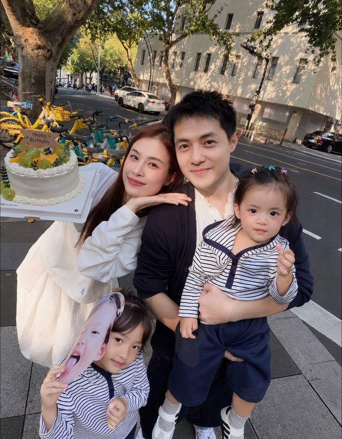 Điểm khiến loạt ảnh gia đình được chú ý không kém chính là hai cô con gái Winnie và Hannie. Trong những bức hình được bố mẹ chia sẻ, cả hai xuất hiện với vẻ ngoài đáng yêu, mỗi bé mang một nét riêng.