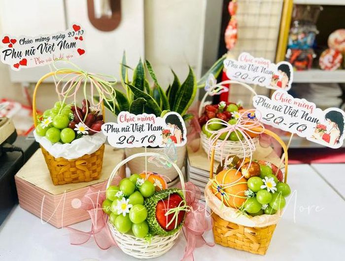 Giỏ trái cây nhỏ xinh luôn là sự lựa chọn hàng đầu về quà tặng trong các dịp lễ.