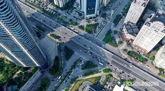 Khi hoàn thành, công trình được kỳ vọng góp phần giảm áp lực giao thông tại nút giao và tăng khả năng kết nối trên trục Mễ Trì – Dương Đình Nghệ. Ảnh: T.A