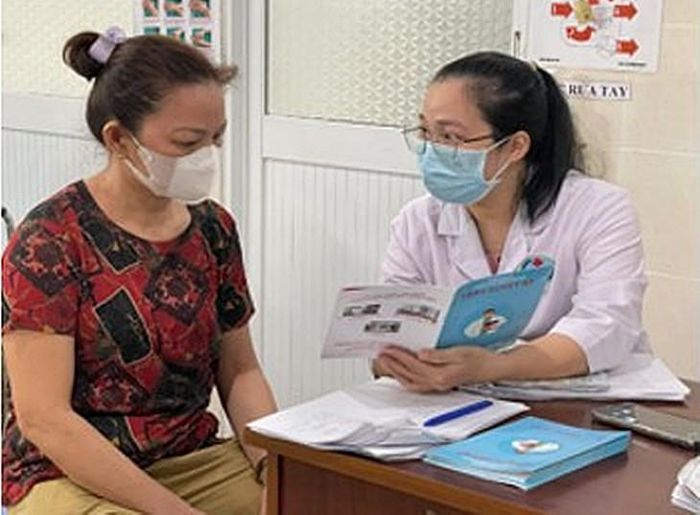 Tư vấn bệnh nhân tăng huyết áp tại Bệnh viện Đa khoa Gò Vấp. Ảnh: NTT