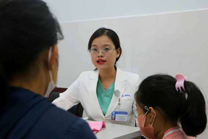 Theo các bác sĩ, khi tiếp xúc kiến ba khoang, không tự ý điều trị và cần đến cơ sở y tế khi xuất hiện tổn thương bất thường. Ảnh: PV.