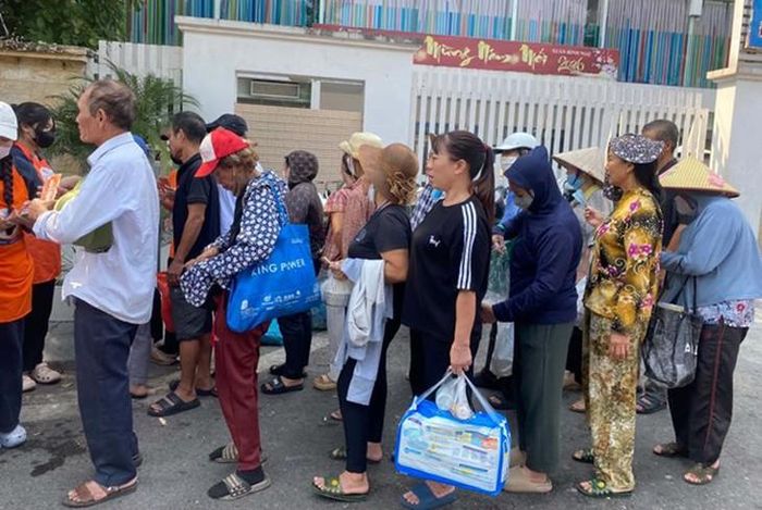 Với người bệnh, một suất cơm nóng đôi khi còn mang ý nghĩa lớn hơn giá trị vật chất. Ảnh: Khánh Ngọc