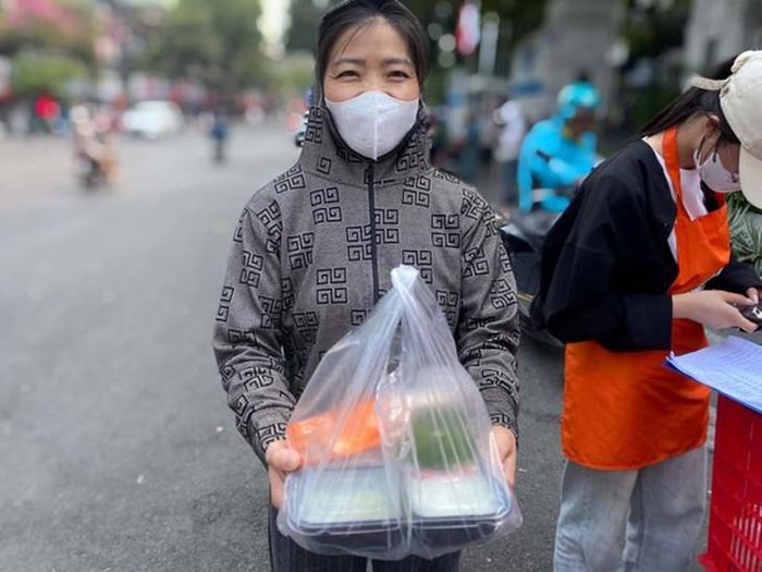 Nhiều bệnh nhân, người nhà bệnh nhân không giấu được sự xúc động trước tình cảm mà các tình nguyện viên dành cho. Ảnh: Khánh Ngọc