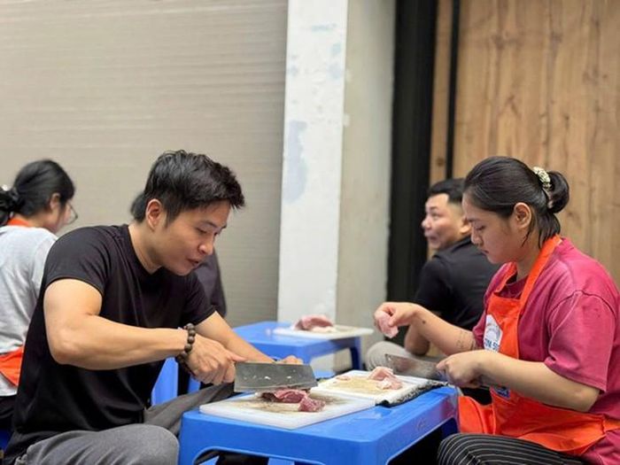 Các thành viên Câu lạc bộ Thiện nguyện Cơm 5000 Hà Nội đã tất bật chuẩn bị nguyên liệu, sơ chế thực phẩm và nấu những bữa ăn nóng hổi. Ảnh: Khánh Ngọc