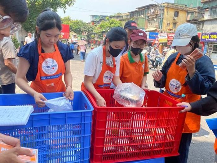 Câu lạc bộ Thiện nguyện Cơm 5000 Hà Nội vẫn bền bỉ duy trì hoạt động trong 15 năm qua. Ảnh: Khánh Ngọc