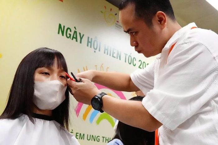 Đông đảo người tham gia hiến tặng mái tóc với mong muốn tiếp thêm sức mạnh tinh thần cho người bệnh. Ảnh: Linh Vũ