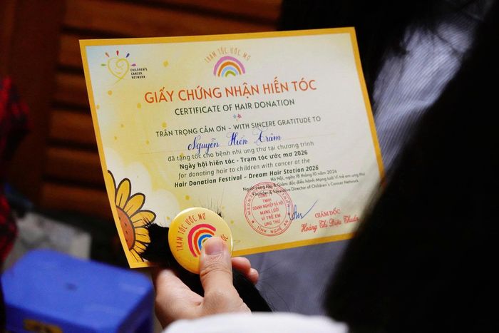 Một mái tóc hiến dành tặng bệnh nhân ung thư còn tiếp thêm sức mạnh để họ chiến thắng bệnh tật. Ảnh: Linh Vũ
