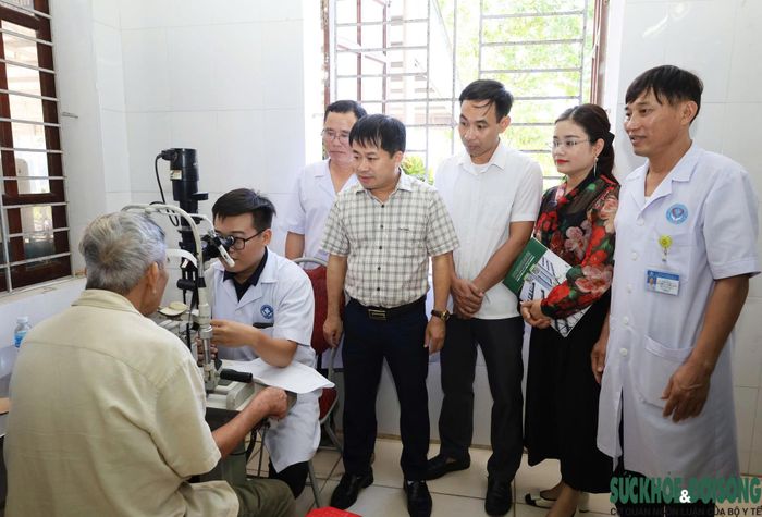 Người dân được khám sức khỏe định kỳ tại cơ sở y tế. Ảnh: Nguyễn Sơn