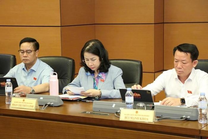 Các ĐBQH tham dự phiên thảo luận tại Tổ 13. Ảnh: Media Quốc hội