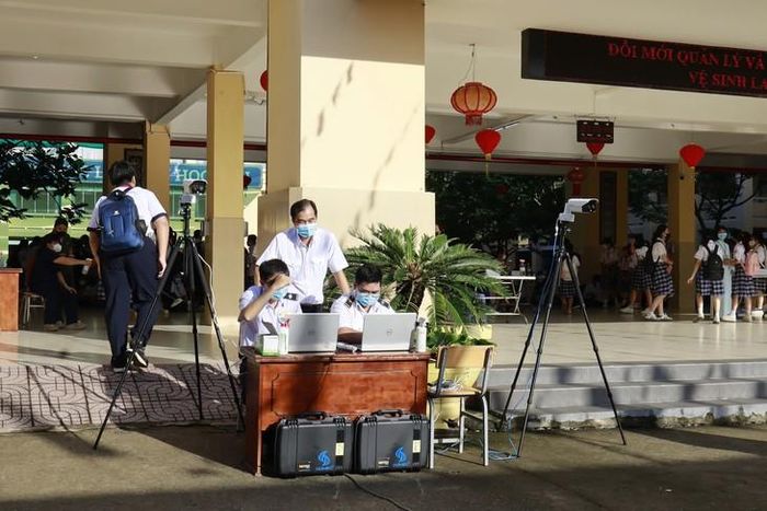 Công tác kiểm soát bệnh não mô cầu tại Trường THCS Hai Bà Trưng vào sáng 19/10. Ảnh: P.Thương.