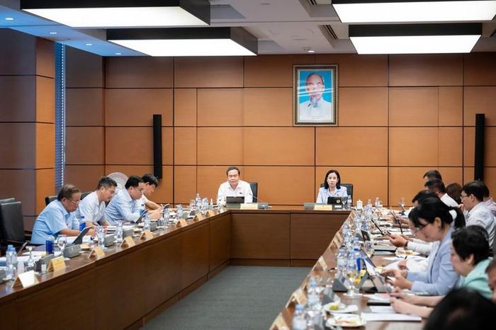 Phiên thảo luận tại Tổ 2 sáng 19/10. Ảnh: Phạm Thắng